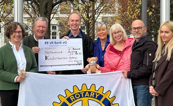 Rotarier und Vertreter von „Kinderherzen“ bei der Spendenübergabe